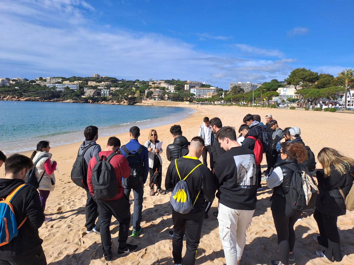 UdGeografia's tweet photo. #Geosortida Avui al matí, els estudiants de l'assignatura 'Turisme, territori i medi ambient' hem fet un recorregut per diverses platges del Baix Empordà per tal de poder caracteritzar-les i analitzar-ne diverses problemàtiques. 🏖💧
#FemGeografiaFemUdG https://t.co/oG5NbujP3Q