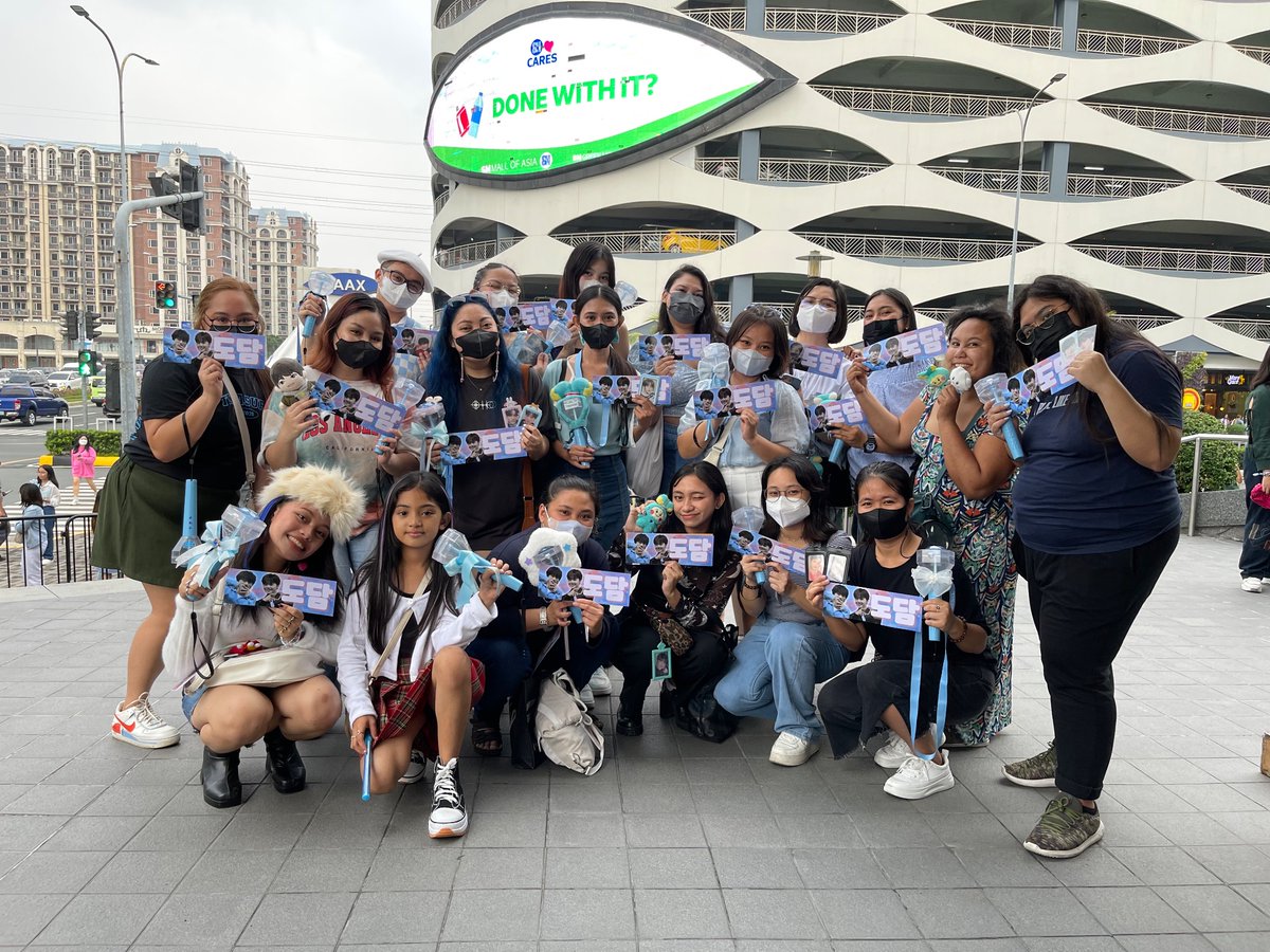 YoungDam_'s tweet photo. Our first ever dodam family pic and somdee circle! 🥹🩵 Thank you to all who came to meet us at #YoungDamRendezvous! This one's definitely for keeps~ 🤗💜

Some banners are still available so stay tuned for announcements 😉💛

#TREASUREinManila
#TREASURE_HELLO_IN_MANILA https://t.co/m2gg2BEs3u