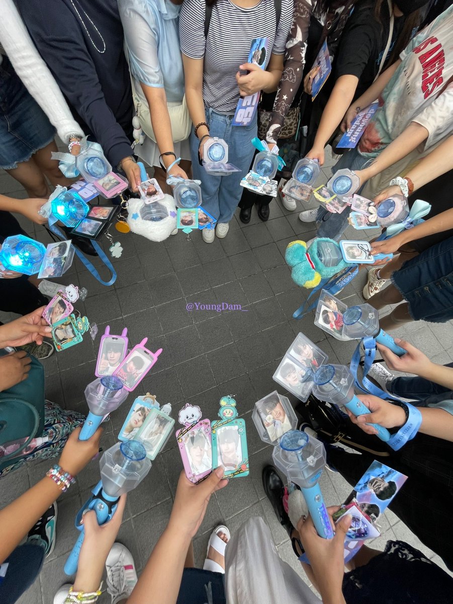 YoungDam_'s tweet photo. Our first ever dodam family pic and somdee circle! 🥹🩵 Thank you to all who came to meet us at #YoungDamRendezvous! This one's definitely for keeps~ 🤗💜

Some banners are still available so stay tuned for announcements 😉💛

#TREASUREinManila
#TREASURE_HELLO_IN_MANILA https://t.co/m2gg2BEs3u