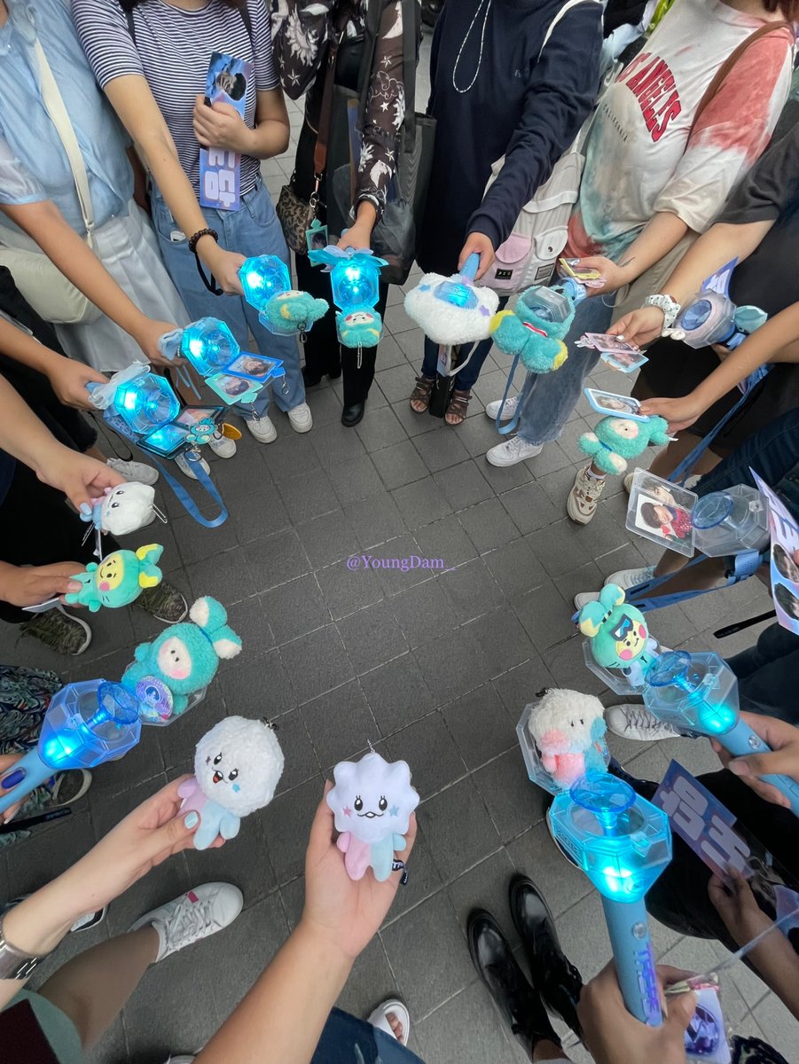 YoungDam_'s tweet photo. Our first ever dodam family pic and somdee circle! 🥹🩵 Thank you to all who came to meet us at #YoungDamRendezvous! This one's definitely for keeps~ 🤗💜

Some banners are still available so stay tuned for announcements 😉💛

#TREASUREinManila
#TREASURE_HELLO_IN_MANILA https://t.co/m2gg2BEs3u