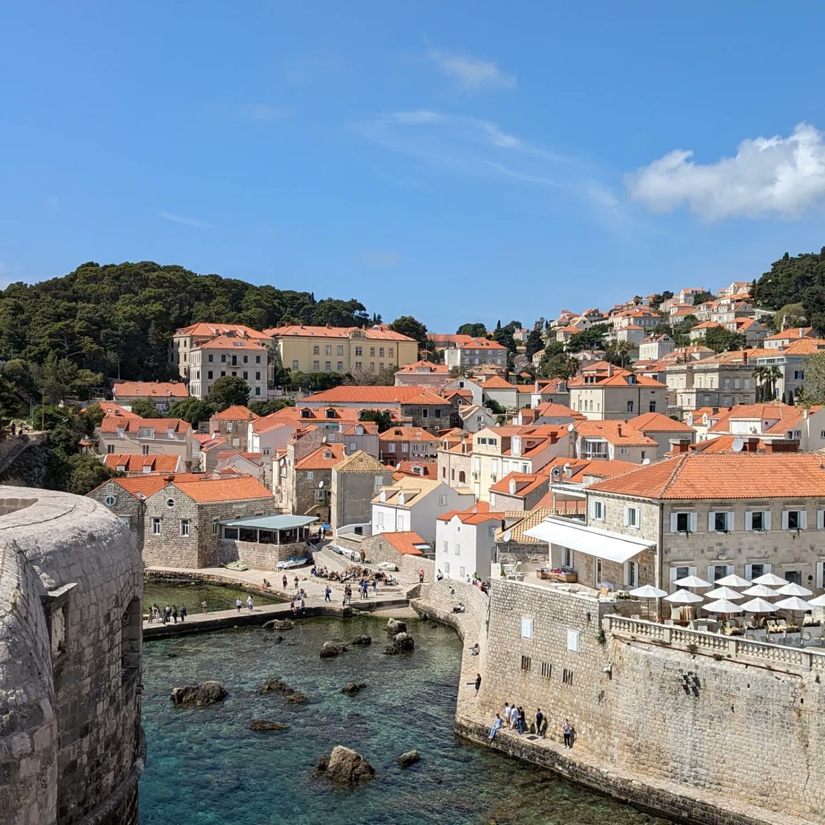 Love all of the travel opportunities available while studying in Pécs! Over the Easter break I went to Dubrovnik, Croatia to take in some of the Mediterranean sights ⛵🌊🏰 Which places around Hungary are all of you interested in travelling to?

🥽Sophie