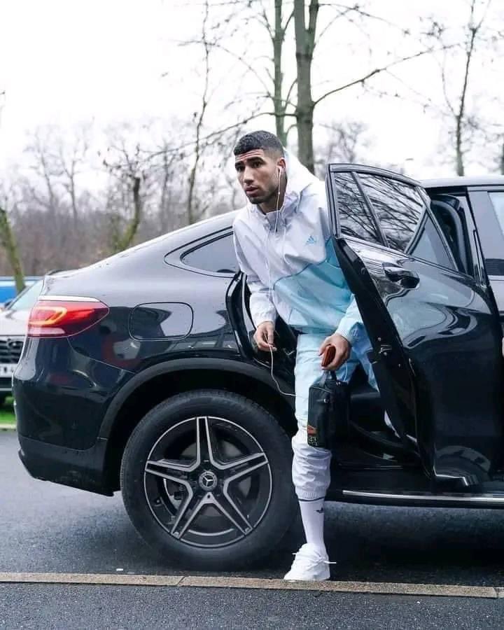 Looks like Ashraf Hakimi used one of the cars his mum lent him to get to PSG’s training today. 😅😅

#Parisestmagique
