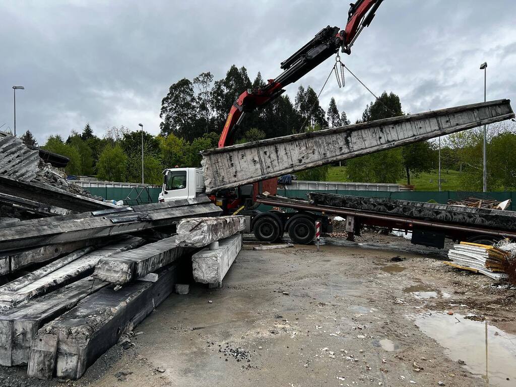 CBoqueixon's tweet photo. 🚨👉Entrada de restos de hormigon de una Nave calcinada 🔥 #grupoboqueixon #plantadereciclaje♻️ #hormigon #aridoreciclado ##economiacircular #♻️ #plantadereciclaje #rcds #gestionderesiduos #navecalcinada #boqueixon #santiagodecompostela https://t.co/BoG3PJjDyQ https://t.co/tyB6rom3Va