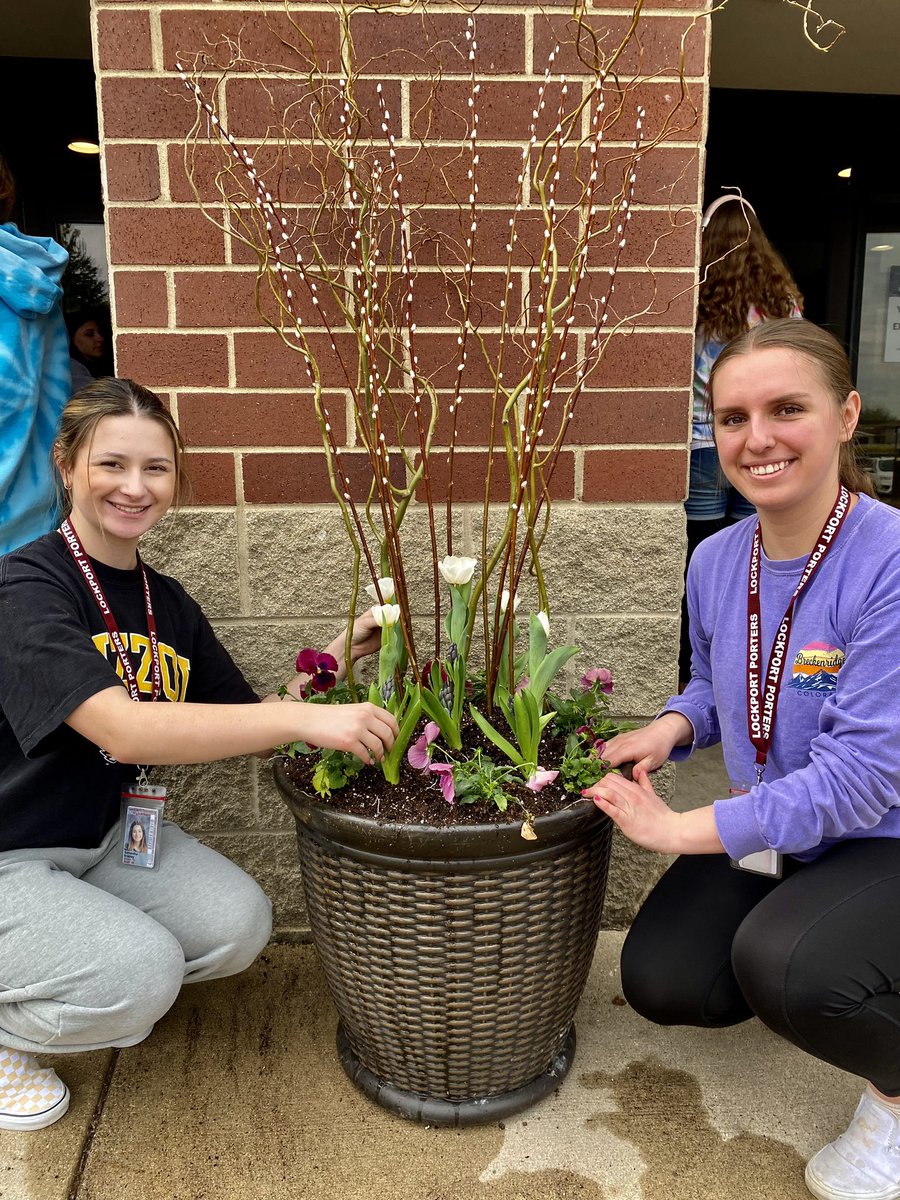 LockportHortic1's tweet photo. Horticulture students are enjoying the perfect weather, while planting Spring florals at the entryways of our school. @LockportHS205 #landscapedesign #horticulture #lthsscience #porterpride
#containergardendesign https://t.co/EtiZH9M1Xy