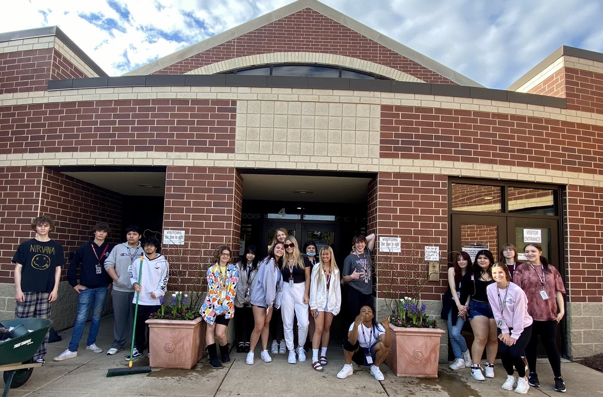 LockportHortic1's tweet photo. Horticulture students are enjoying the perfect weather, while planting Spring florals at the entryways of our school. @LockportHS205 #landscapedesign #horticulture #lthsscience #porterpride
#containergardendesign https://t.co/EtiZH9M1Xy