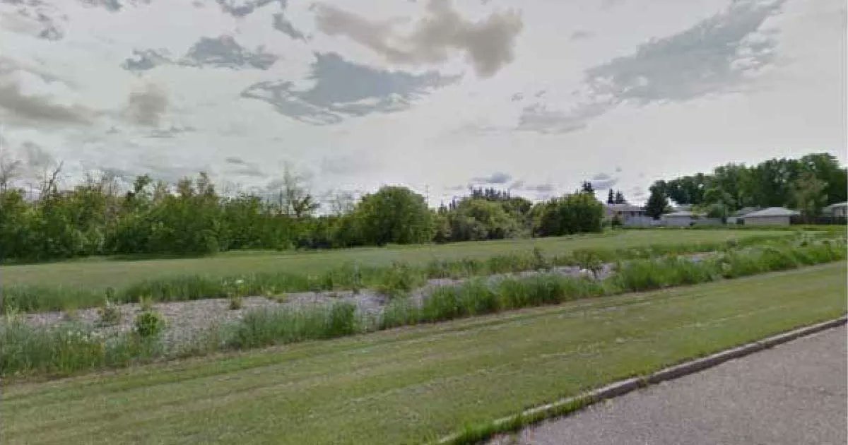 YEGclimate's tweet image. Initially, naturalized areas can look unruly but over time they transform into beautiful landscapes – oh, and they help fight climate change too! Watch the latest episode of  #ChangingForClimate to learn more. #RootForTrees @YEGParks
buff.ly/3YxWWgf