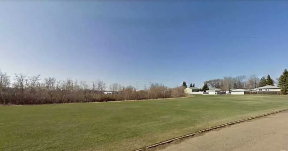 YEGclimate's tweet image. Initially, naturalized areas can look unruly but over time they transform into beautiful landscapes – oh, and they help fight climate change too! Watch the latest episode of  #ChangingForClimate to learn more. #RootForTrees @YEGParks
buff.ly/3YxWWgf