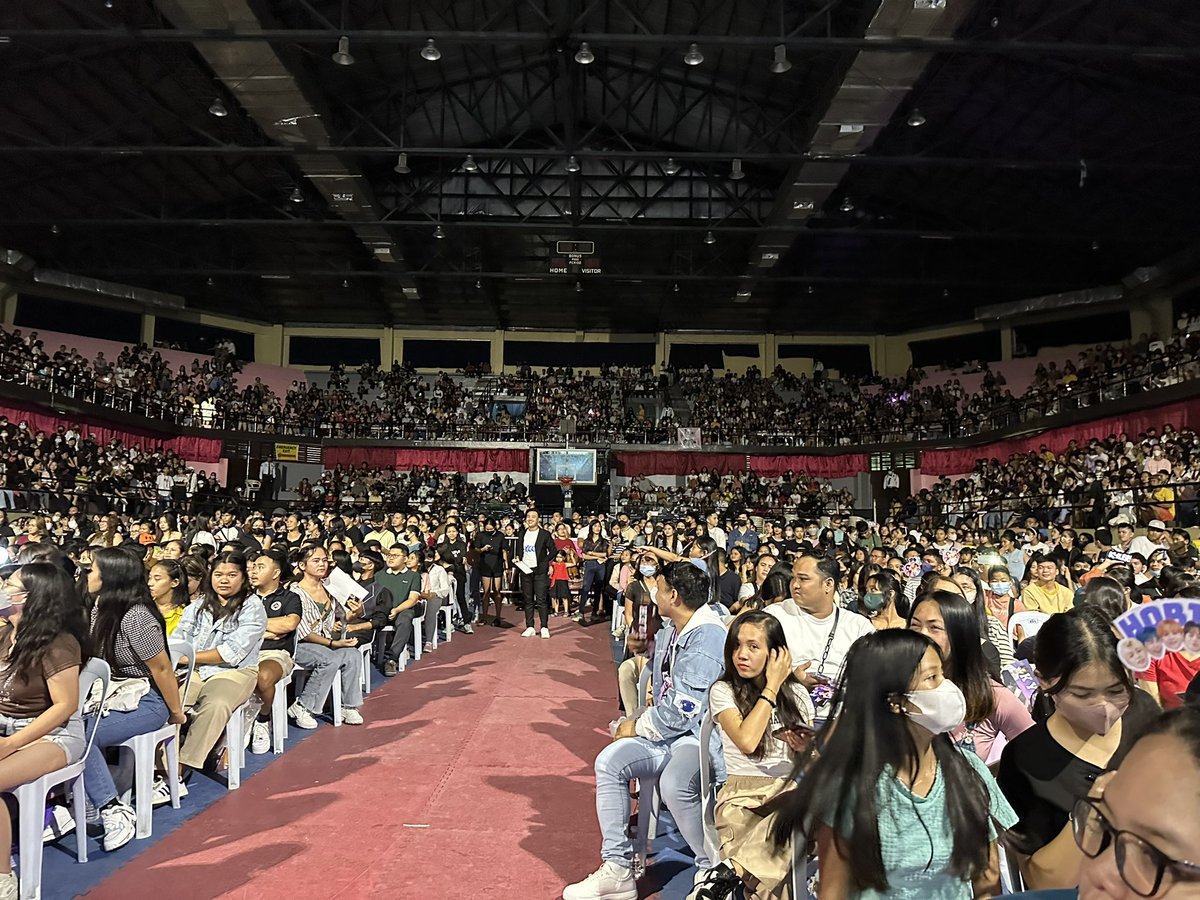 FaveShane's tweet photo. Imagine, a pre-debut group just did a mall show with legit-concert feel and attendance. I can't believe this is just a mall show and to think that tickets aren't for free. 

Koronadal definitely delivered. GenSan, time to shine and beat the record. 
#HORI7ON_GoesToKoronadal https://t.co/HDINMYhvH2