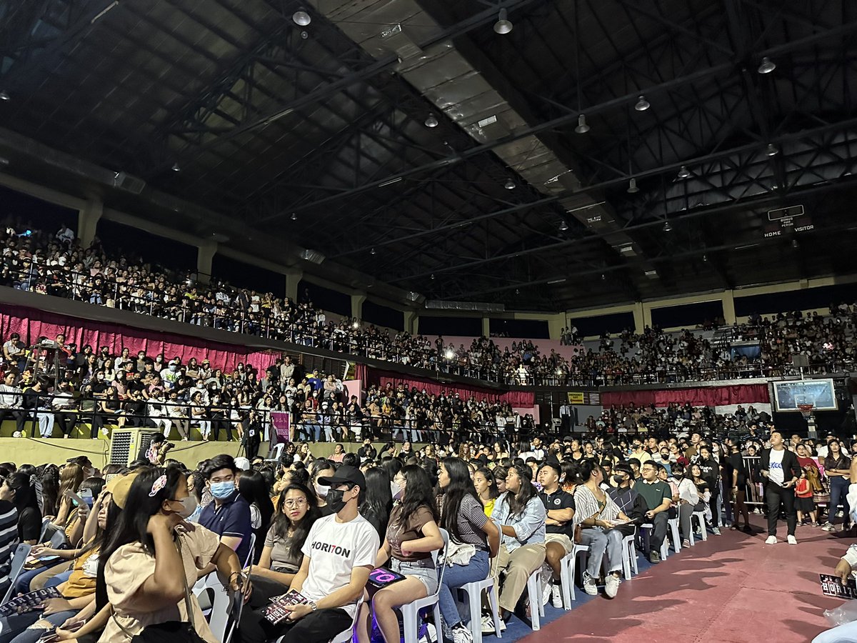 FaveShane's tweet photo. Imagine, a pre-debut group just did a mall show with legit-concert feel and attendance. I can't believe this is just a mall show and to think that tickets aren't for free. 

Koronadal definitely delivered. GenSan, time to shine and beat the record. 
#HORI7ON_GoesToKoronadal https://t.co/HDINMYhvH2