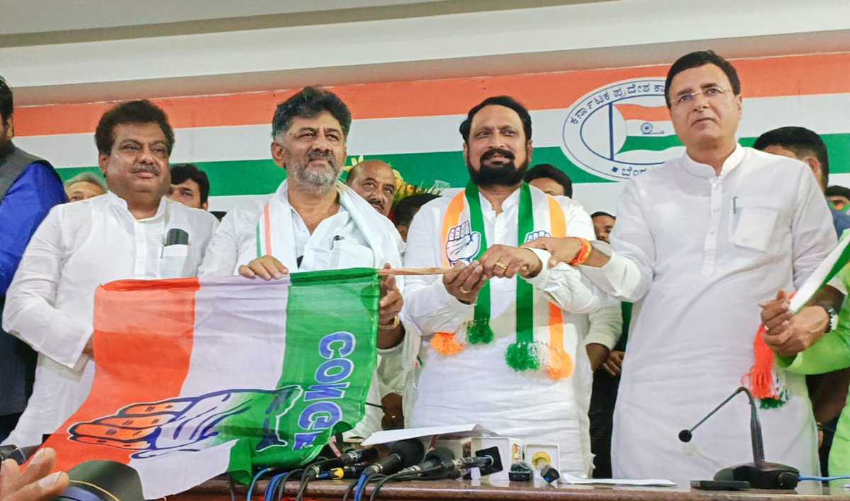 INCHaveri4's tweet photo. ಎಐಸಿಸಿ ಪ್ರಧಾನ ಕಾರ್ಯದರ್ಶಿಗಳಾದ @rssurjewala, ಕೆಪಿಸಿಸಿ ಅಧ್ಯಕ್ಷರಾದ @DKShivakumar ಅವರ ಸಮ್ಮುಖದಲ್ಲಿ ಮಾಜಿ ಡಿಸಿಎಂ @LaxmanSavadi, ಮಾಜಿ ಸಚಿವರಾದ ಶಶಿಕಾಂತ್ ನಾಯಕ್, ಮುಖಂಡರಾದ ಅಕ್ಕಪ್ಪ ಮತ್ತಿತರರು ಬಿಜೆಪಿ ತೊರೆದು ಕಾಂಗ್ರೆಸ್ ಪಕ್ಷಕ್ಕೆ ಸೇರ್ಪಡೆಯಾದರು. https://t.co/8KmCZTQ0PX