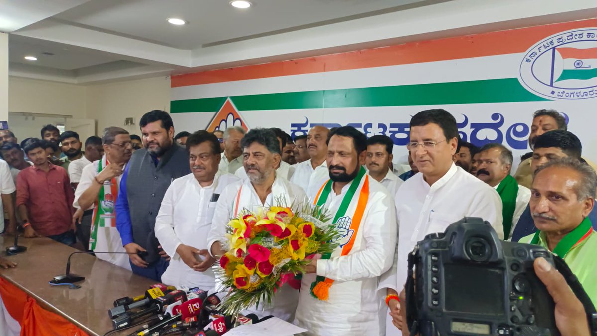INCHaveri4's tweet photo. ಎಐಸಿಸಿ ಪ್ರಧಾನ ಕಾರ್ಯದರ್ಶಿಗಳಾದ @rssurjewala, ಕೆಪಿಸಿಸಿ ಅಧ್ಯಕ್ಷರಾದ @DKShivakumar ಅವರ ಸಮ್ಮುಖದಲ್ಲಿ ಮಾಜಿ ಡಿಸಿಎಂ @LaxmanSavadi, ಮಾಜಿ ಸಚಿವರಾದ ಶಶಿಕಾಂತ್ ನಾಯಕ್, ಮುಖಂಡರಾದ ಅಕ್ಕಪ್ಪ ಮತ್ತಿತರರು ಬಿಜೆಪಿ ತೊರೆದು ಕಾಂಗ್ರೆಸ್ ಪಕ್ಷಕ್ಕೆ ಸೇರ್ಪಡೆಯಾದರು. https://t.co/8KmCZTQ0PX
