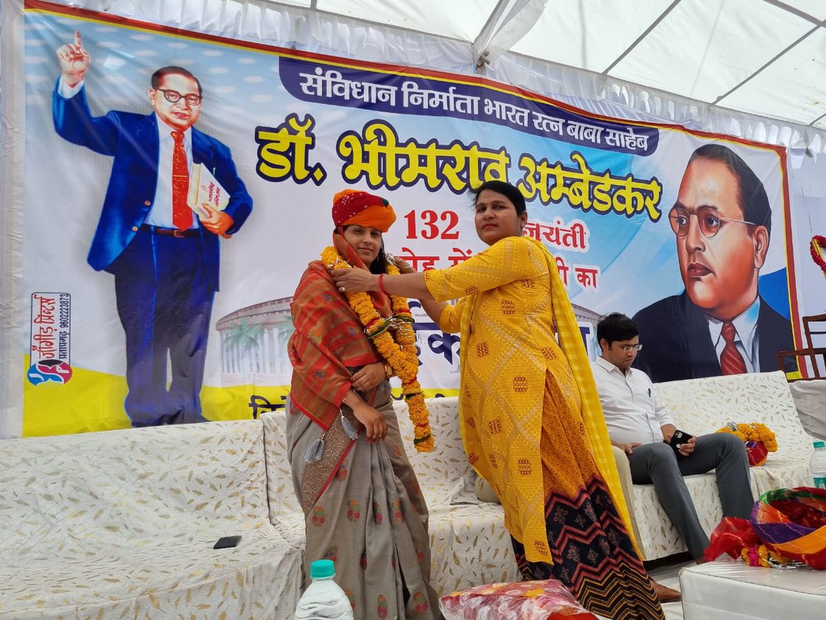 IndraMeenaInc's tweet photo. आज डॉ.भीमराव अंबेडकर विचार मंच प्रतापगढ़ द्वारा अंबेडकर चौराहे पर आयोजित जिला स्तरीय डॉ.भीमराव अंबेडकर जयंती समारोह में सम्मिलित होकर बाबा साहेब की मूर्ति को माल्यार्पण कर बाबा साहेब के विचारों की रक्षा का संकल्प लिया। https://t.co/svU73ma5Us