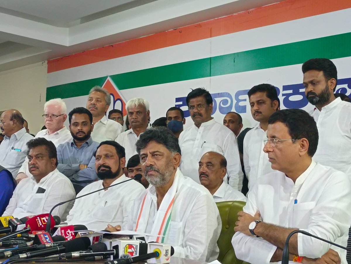 INCHaveri4's tweet photo. ಎಐಸಿಸಿ ಪ್ರಧಾನ ಕಾರ್ಯದರ್ಶಿಗಳಾದ @rssurjewala, ಕೆಪಿಸಿಸಿ ಅಧ್ಯಕ್ಷರಾದ @DKShivakumar ಅವರ ಸಮ್ಮುಖದಲ್ಲಿ ಮಾಜಿ ಡಿಸಿಎಂ @LaxmanSavadi, ಮಾಜಿ ಸಚಿವರಾದ ಶಶಿಕಾಂತ್ ನಾಯಕ್, ಮುಖಂಡರಾದ ಅಕ್ಕಪ್ಪ ಮತ್ತಿತರರು ಬಿಜೆಪಿ ತೊರೆದು ಕಾಂಗ್ರೆಸ್ ಪಕ್ಷಕ್ಕೆ ಸೇರ್ಪಡೆಯಾದರು. https://t.co/8KmCZTQ0PX