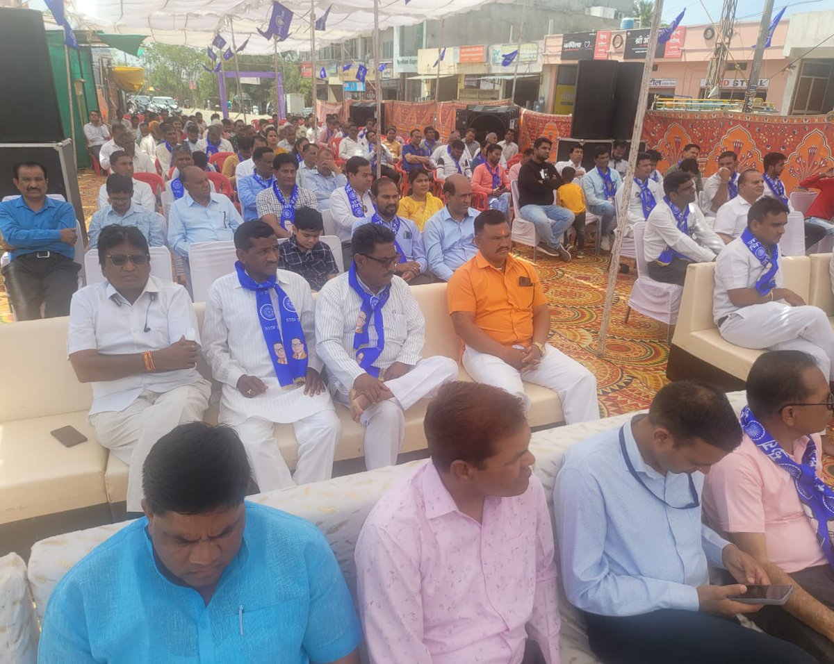 IndraMeenaInc's tweet photo. आज डॉ.भीमराव अंबेडकर विचार मंच प्रतापगढ़ द्वारा अंबेडकर चौराहे पर आयोजित जिला स्तरीय डॉ.भीमराव अंबेडकर जयंती समारोह में सम्मिलित होकर बाबा साहेब की मूर्ति को माल्यार्पण कर बाबा साहेब के विचारों की रक्षा का संकल्प लिया। https://t.co/svU73ma5Us