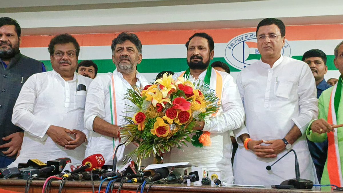 INCHaveri4's tweet photo. ಎಐಸಿಸಿ ಪ್ರಧಾನ ಕಾರ್ಯದರ್ಶಿಗಳಾದ @rssurjewala, ಕೆಪಿಸಿಸಿ ಅಧ್ಯಕ್ಷರಾದ @DKShivakumar ಅವರ ಸಮ್ಮುಖದಲ್ಲಿ ಮಾಜಿ ಡಿಸಿಎಂ @LaxmanSavadi, ಮಾಜಿ ಸಚಿವರಾದ ಶಶಿಕಾಂತ್ ನಾಯಕ್, ಮುಖಂಡರಾದ ಅಕ್ಕಪ್ಪ ಮತ್ತಿತರರು ಬಿಜೆಪಿ ತೊರೆದು ಕಾಂಗ್ರೆಸ್ ಪಕ್ಷಕ್ಕೆ ಸೇರ್ಪಡೆಯಾದರು. https://t.co/8KmCZTQ0PX