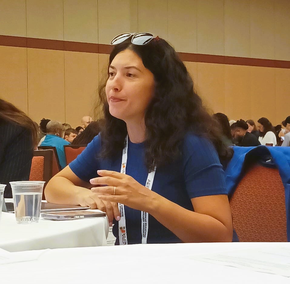 CitseUcsh's tweet photo. 🔴ÚLTIMO MINUTO | #CITSE presente en el Congreso de Educación liderado por la @AERA_EdResearch en Chicago, EE.UU. Académica Andrea López acaba de exponer su ponencia titulada "Implementation of Citizenship Education Policies in a Chilean High School: The Role of Leadership". https://t.co/u8mANIIOHx