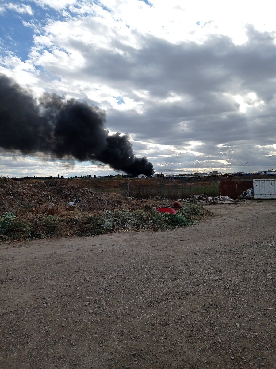 Incendio con explosiones carretera de Castellón #Zaragoza <a href="/SoydeZaragoza/">Soy de Zaragoza</a> <a href="/heraldoes/">Heraldo de Aragón</a> <a href="/aragontv/">Aragón TV</a>