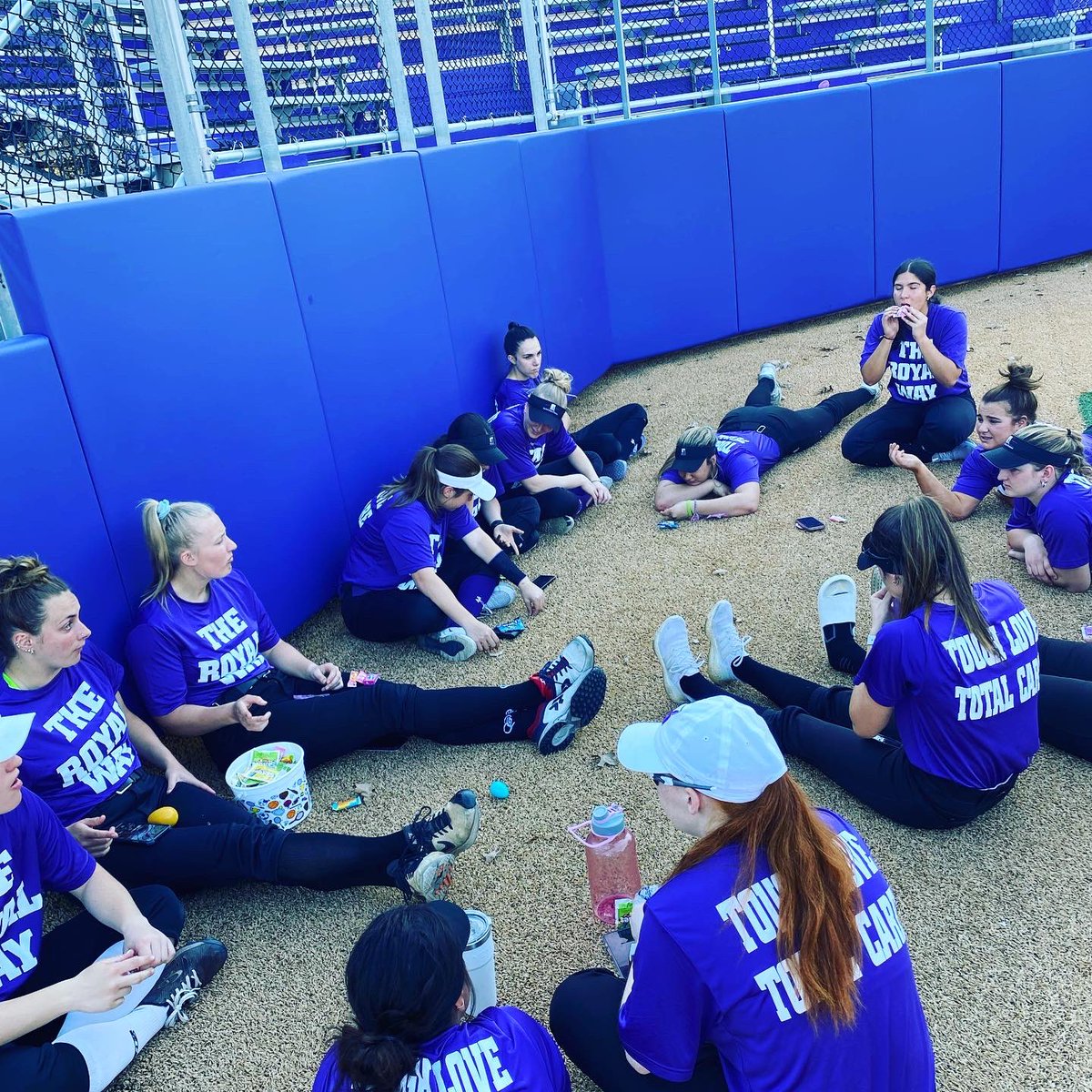 Our 2nd annual Easter egg hunt with @UofS_Baseball was a success!! It was a little late due to a new addition to the roster (Baby Hayden) but we love candy and competition. #easteregghunt #scrantonsoftball #royalstrong #easterfun #softballbeatbaseball #wewillrunforcandy