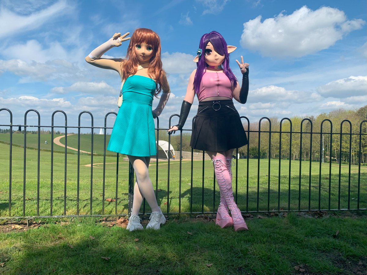 What beautiful weather for making new friends! ✌️

📸: Porkcube 
Featuring: <a href="/Coco_Kig/">Coco</a>