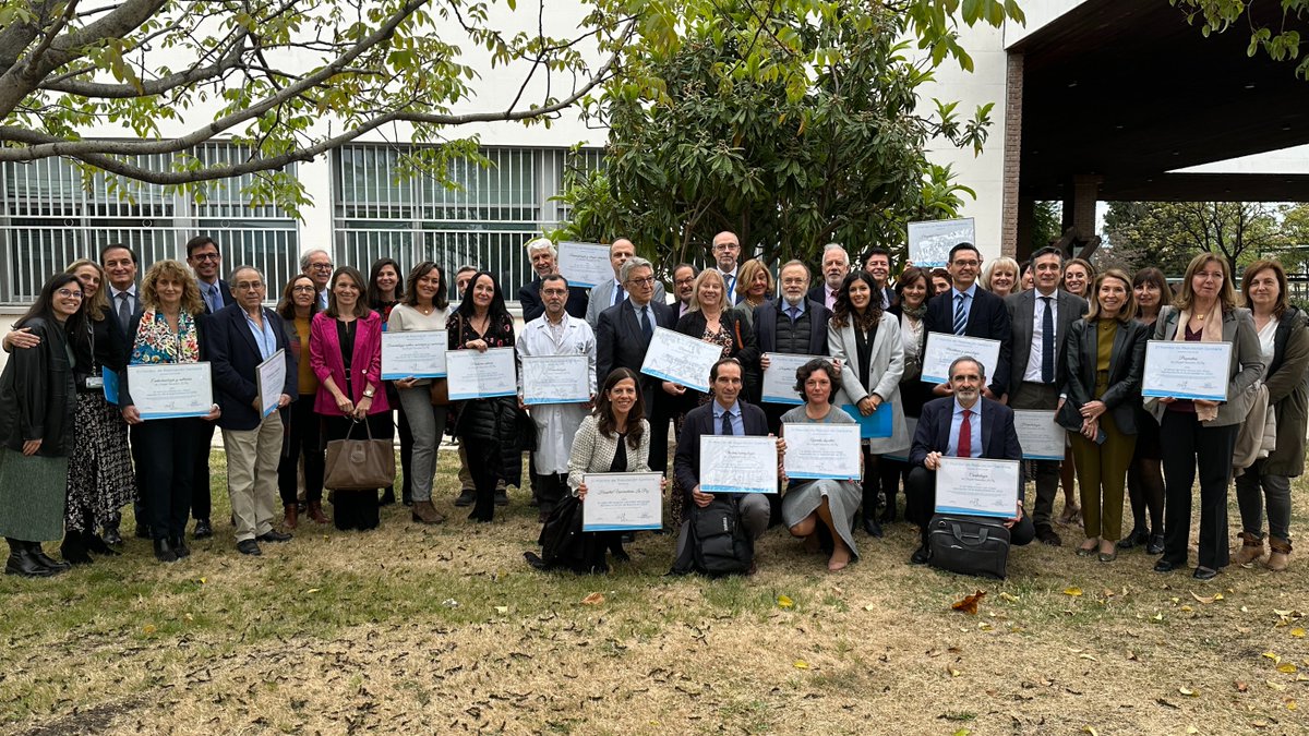 Susrv1968's tweet photo. Felicidades a todos los profesionales del #HospitalLaPaz @IdiPAZScience por vuestra labor y compromiso con la asistencia, la calidad y la investigación, ya que hacen posible reconocimientos como el recibido hoy por el #MRS 2022 de @mercoranking   
👏🏼🎖️
#OrgulloLaPaz #Reputación https://t.co/4CE1EQkl28