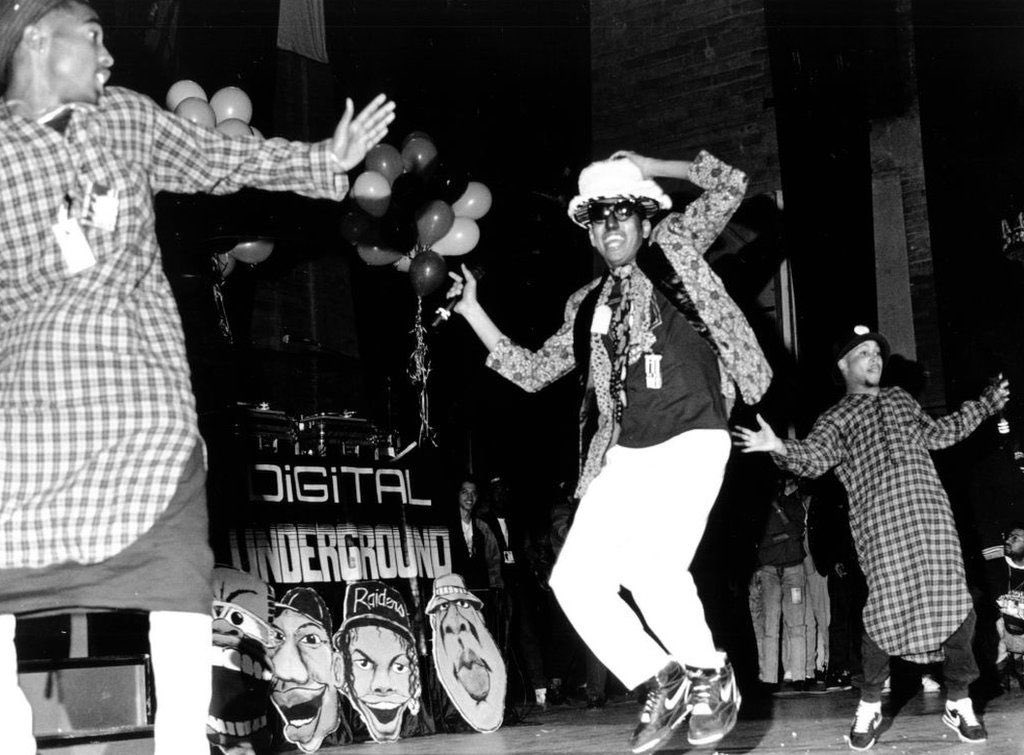 2Pac, Shock G and Money-B (Digital Underground) performing at Newark Symphony Hall on April 10, 1990 in Newark, New Jersey. 

📸: Al Pereira instagram.com/p/CrBfpDurOQg/…