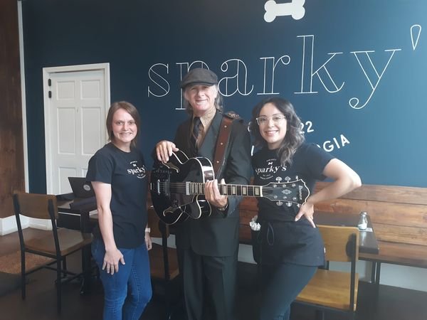 PeggyMercer's tweet image. Fabulous turnout last night at #SPARKYS in Douglas, Ga.,,,for #Nashville @JazzGreatTjohnRichards......here is John with out two lovely waitresses!