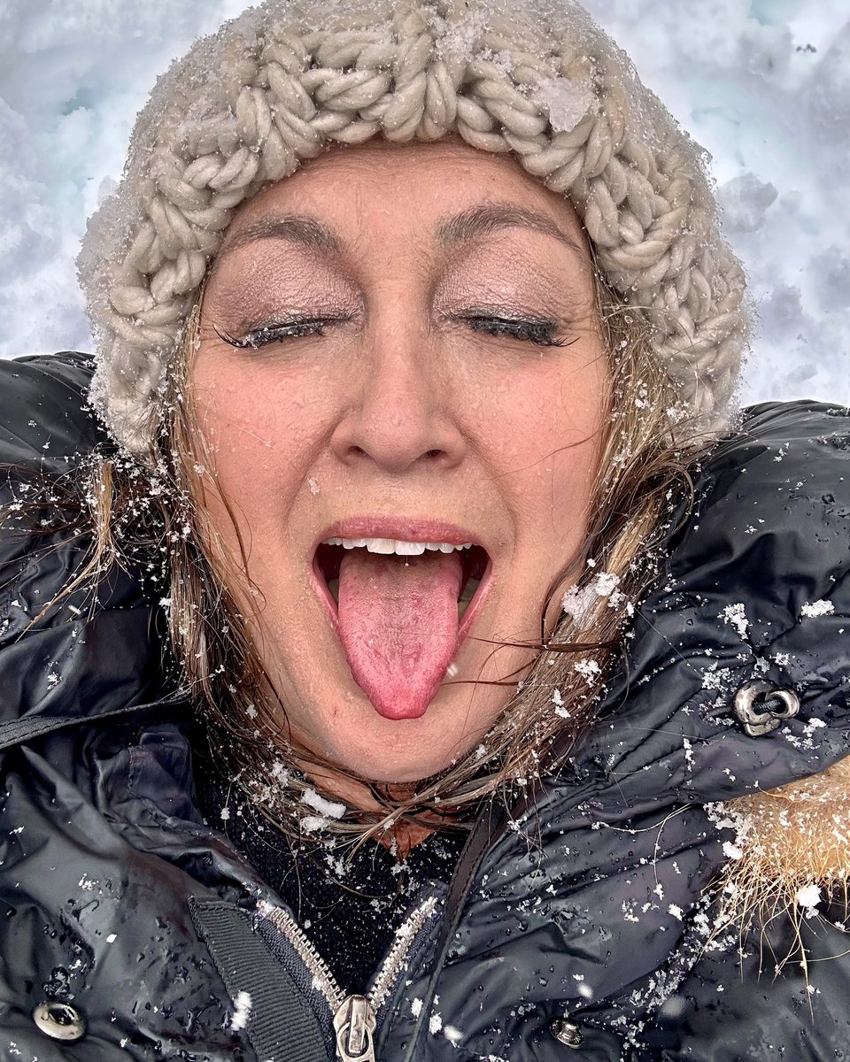 TheWendyBurch's tweet photo. I ask you…. When was last time a snowflake stayed on your nose and eyelashes??
#afewofmyfavoritethings
#wendyburch
#wakeupwithwendy https://t.co/pXfePnEgrs