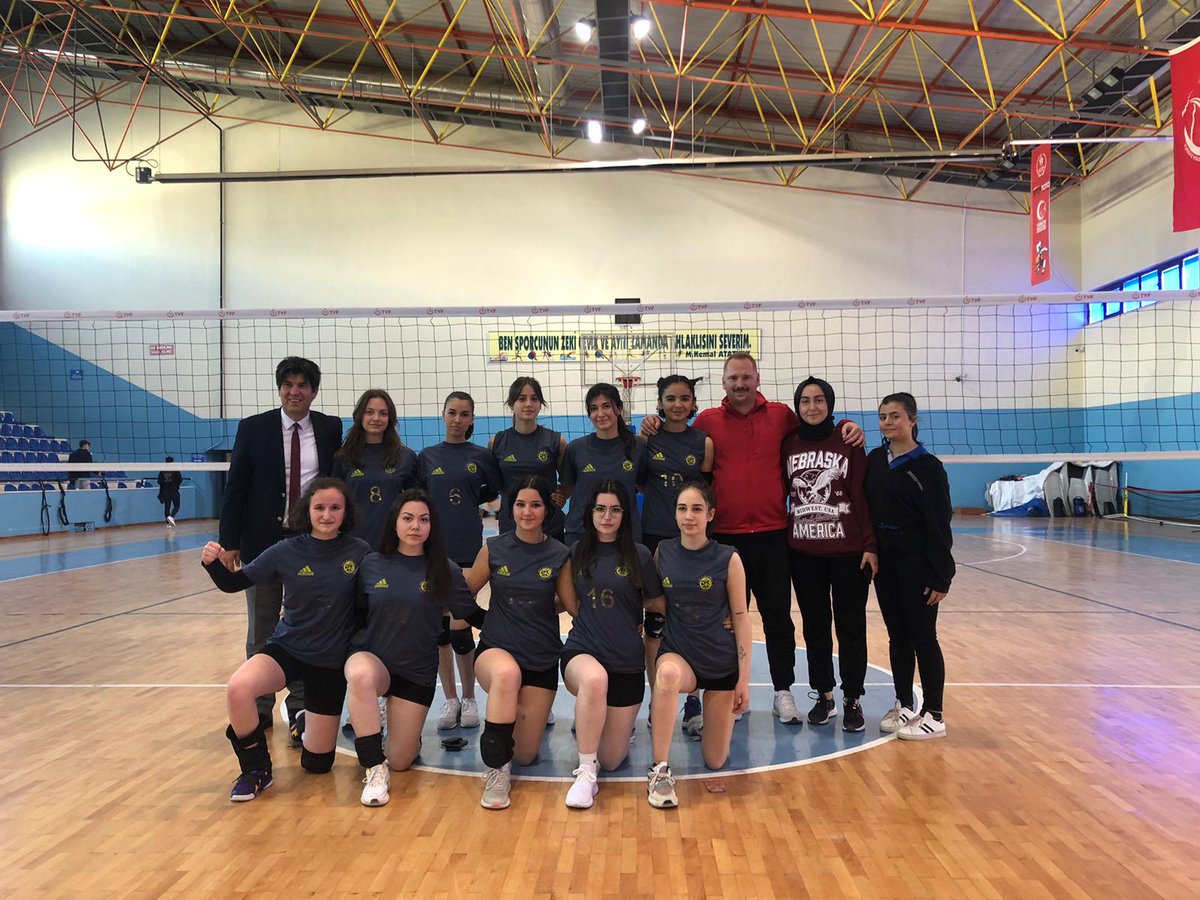 huseyinakkbaba's tweet photo. Karacabey Gençlik Spor Müdürlüğü  tarafindan okullar arası  duzenlenen "Genç Erkekler Futsal Turnuvasında ve Genç Kızlar Voleybol Turnuvasında"  okulumuz takimlar ilçe 1. Olmuştur.Ogrencilerimizi hazırlayan Beden Eğitimi ögretmenlerimiz Serkan Doğru ve Sami Loyan 'ı tebrik ediyor https://t.co/2lVrRhUHzp