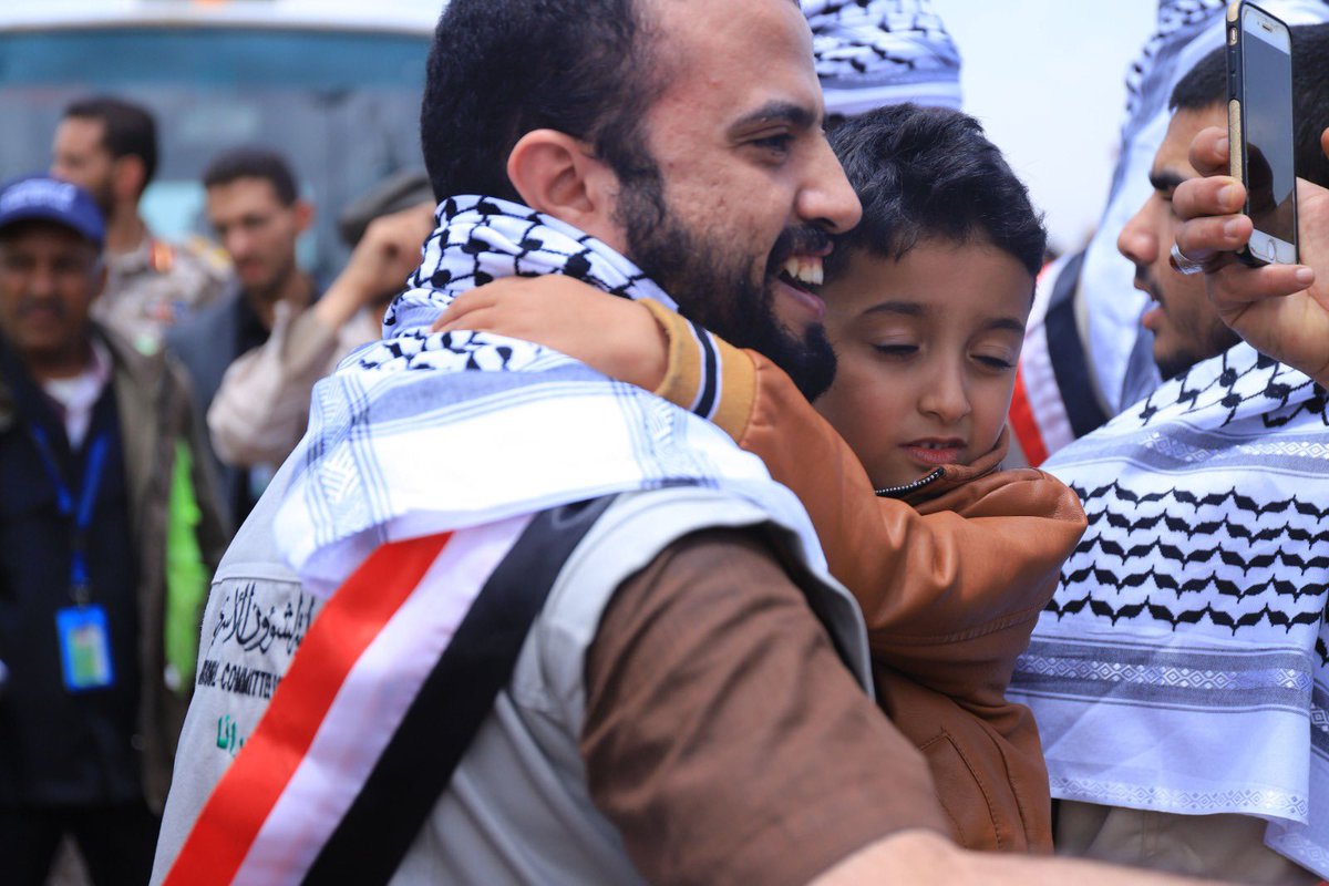 JessicaMoussan's tweet photo. 🇾🇪❤️‍🩹The heartwarming reunion of former detainees with their loved ones in #Yemen is a powerful reminder of the enduring power of hope and human connection. 

Let's share this moment of joy and strive for a future where families are not torn apart by conflict. https://t.co/rHW6ChsU2X