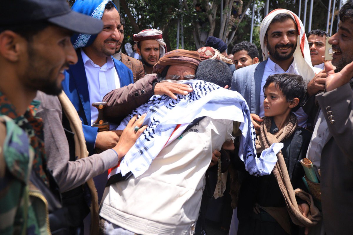 JessicaMoussan's tweet photo. 🇾🇪❤️‍🩹The heartwarming reunion of former detainees with their loved ones in #Yemen is a powerful reminder of the enduring power of hope and human connection. 

Let's share this moment of joy and strive for a future where families are not torn apart by conflict. https://t.co/rHW6ChsU2X