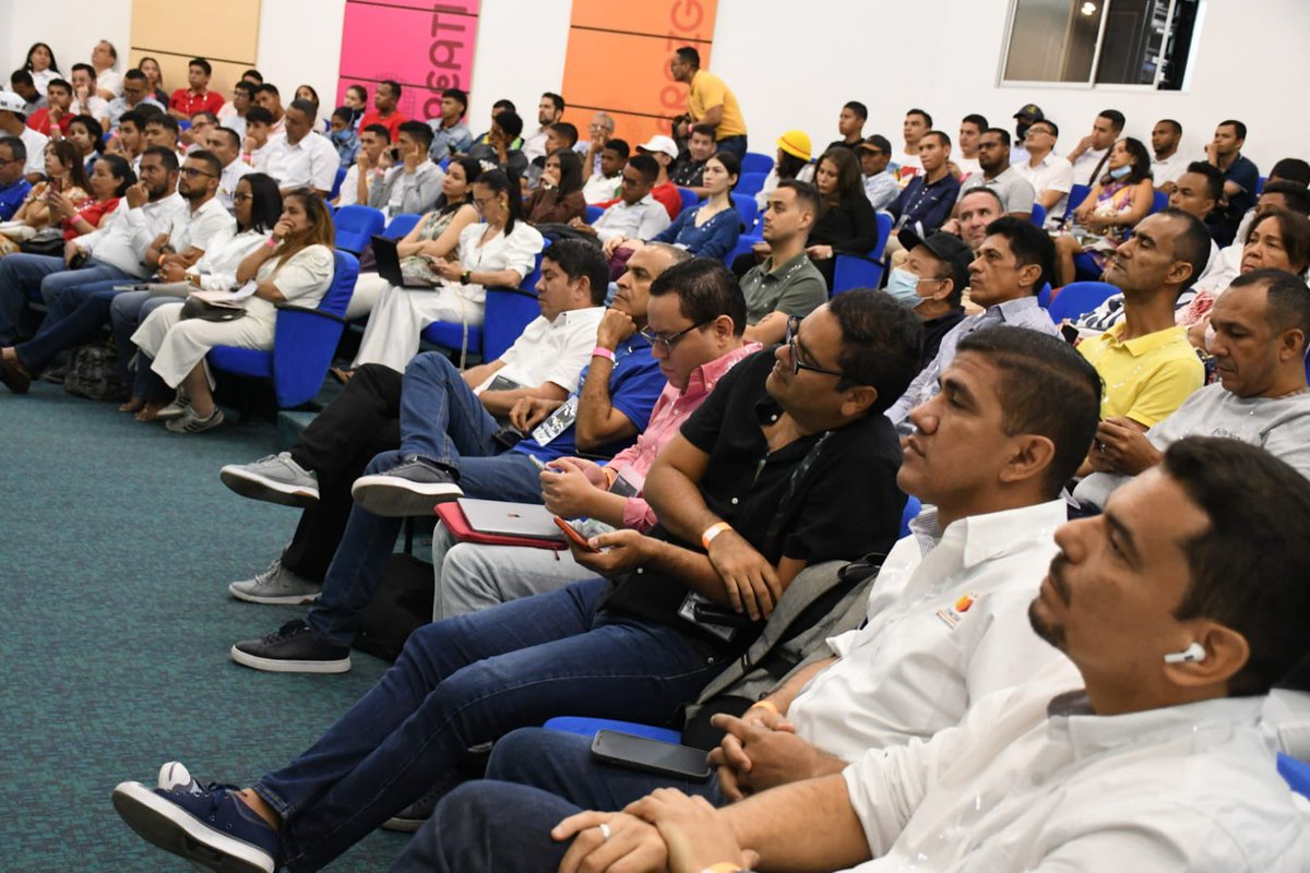 gelcagutierrez's tweet photo. Hoy desde @Areandina estamos viviendo iTech 2023, conociendo más sobre las tecnologías que han revolucionado el mundo en los últimos años. 
Vengan a actualizarse en las conferencias que estarán hoy y mañana. Están IMPERDIBLES!!! https://t.co/vMkA8MfRc1