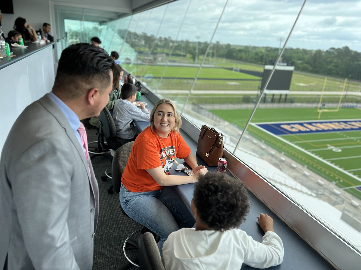 ChannelviewISD's tweet photo. Happening now: April Student of the Month Luncheon! Congratulations to these dedicated students on this achievement! 
Deputy Superintendent, Dr. Cahuasqui, loves the opportunity to interact with these amazing students. https://t.co/WBZ7vUgVlP