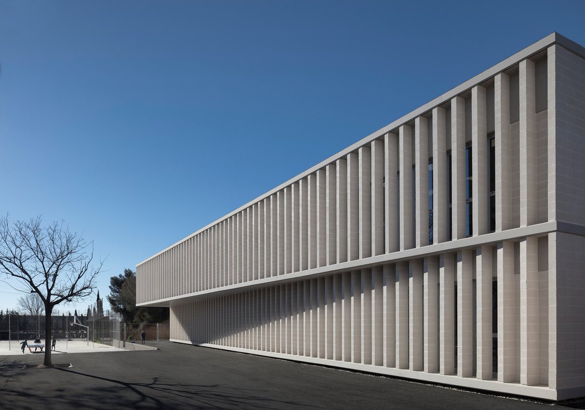 Arqenblanco's tweet photo. Escuela Familiar Camp Joliu - bxd arquitectura  
Imagen: Alejo Bagué
________________________________
#bxdarquitectura #escuelafamiliarcampjoliu #alejobague #larboc  #españa #arquitecturaespaña #arquitecturaenblanco #arquitecturaespañola #arquitectura #architecture #archdaily https://t.co/UusVEJJTgQ
