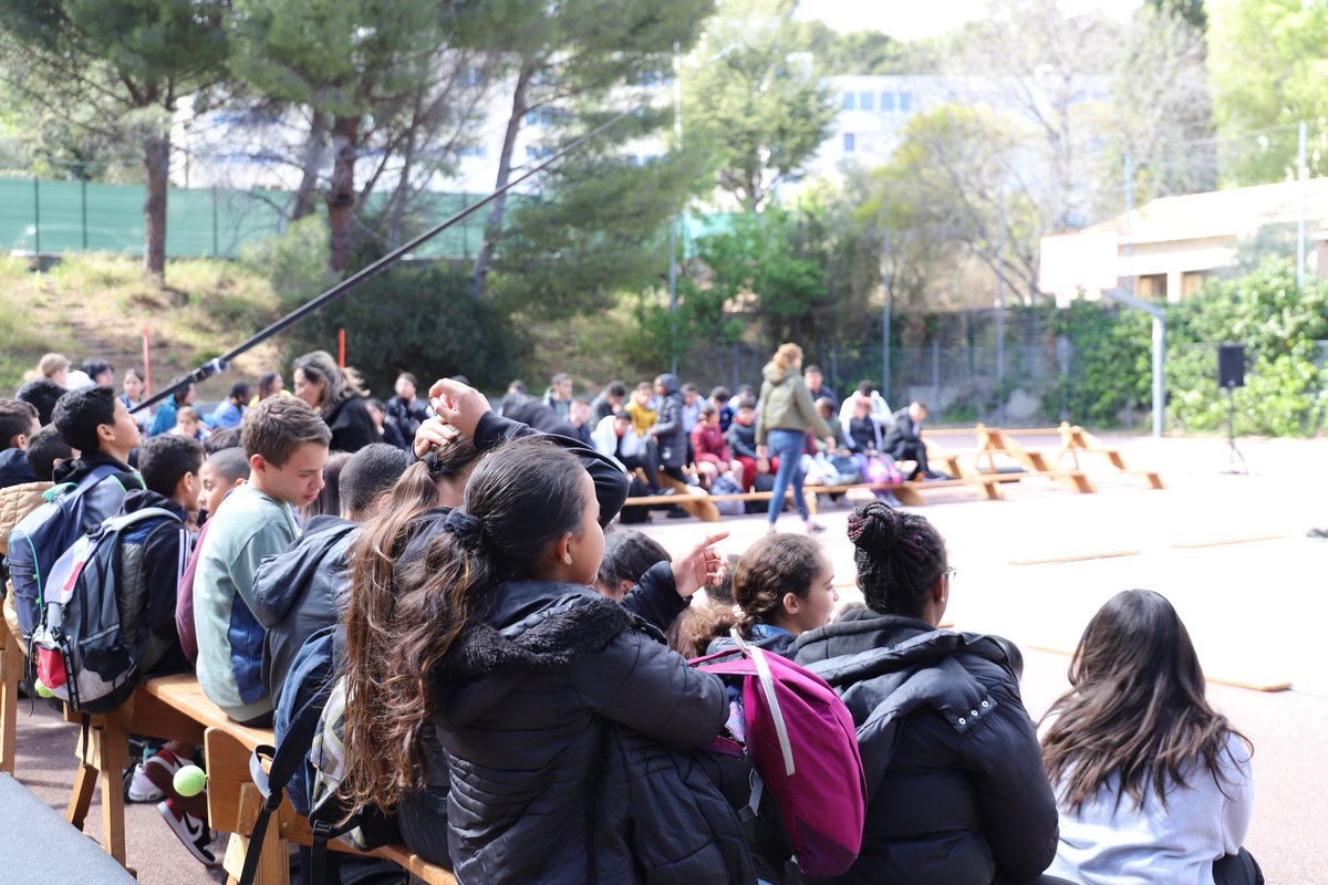 LaMarquisanne83's tweet photo. Bravo 👏 aux équipes du Pôle et à la compagnie Si Seulement  pour son magnifique spectacle VEN interprété au collège @LaMarquisanne83 devant nos élèves de 6E et 5E.
Magie et émotion du spectacle vivant pour toucher nos élèves merci à @Cloricher  pour ce beau moment. https://t.co/YU3neZewN2