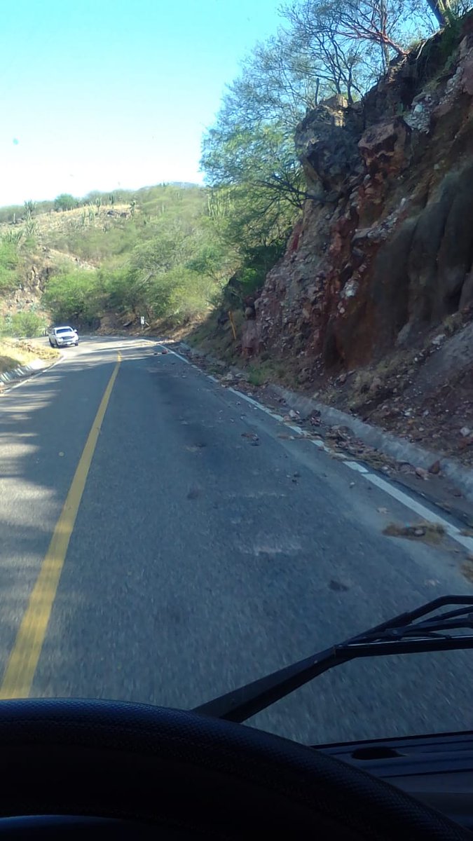 Troquerosdela57's tweet photo. Carretera Oaxaca-Istmo a la altura del km 117-118 en los cantiles, personal de limpieza retirando las matatenas @CNAC_GN @SICT_Oaxaca @Oaxaca_9_1_1 @Halconnocturno9 @Salvado41069677 @FabianM64384913 @Thermokineros @trailerosypocas https://t.co/x4ldMPTaq5