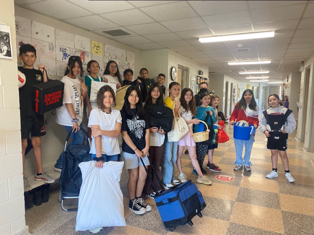 miss_farhat's tweet photo. Anything but a Backpack day!! 😂 Loving the creativity in 5/6! https://t.co/qc4zYr5XBc