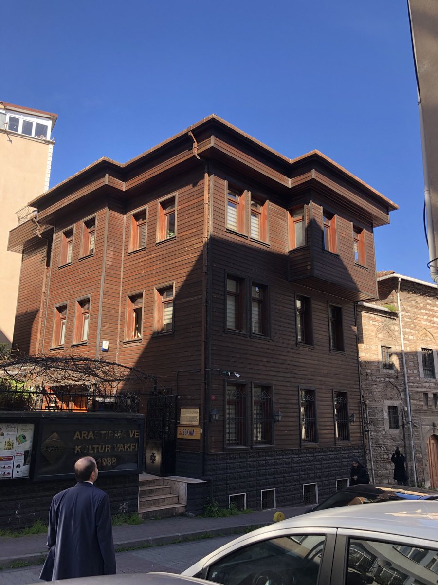 FilibeliBakkalAhmetArif ef. (1830-1909)Sülüs ve Nesih yazılarıyla tanınmış hattat 1.Hilye(MuratÜlker koleksiyonu)2.ve 3.Şehzade CamiiVefa kapısı üzerindeki SâmiEfendi’nin:"Dünya kuruldu kurulalı böyle Besmele yazılmamışdır.” dediği besmele
4.Konağı, Horhor’da