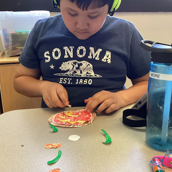 EyasLanding's tweet image. We completed a multi-step fine motor craft to make pizzas! Some of the skills it helped target include bilateral coordination, visual motor skills, visual-perceptual skills, and sustained attention. 🍕 #pizza #pizzacraft #artsandcrafts #crafts #kidscrafts #craftsforkids