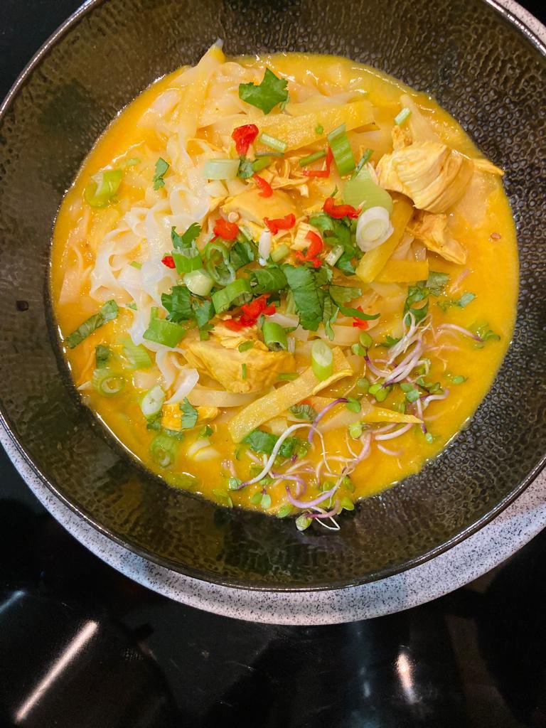 PavlaPlaminek's tweet image. Víte, jak chutná láska? ❤️ Zítra na Čupku jí bude plný hrnec. Taky tam budu já a malajská laksa. Udělejte si výlet do Asie a večer jste zpátky doma na gauču! 😉 #pavlapolifka #laksa