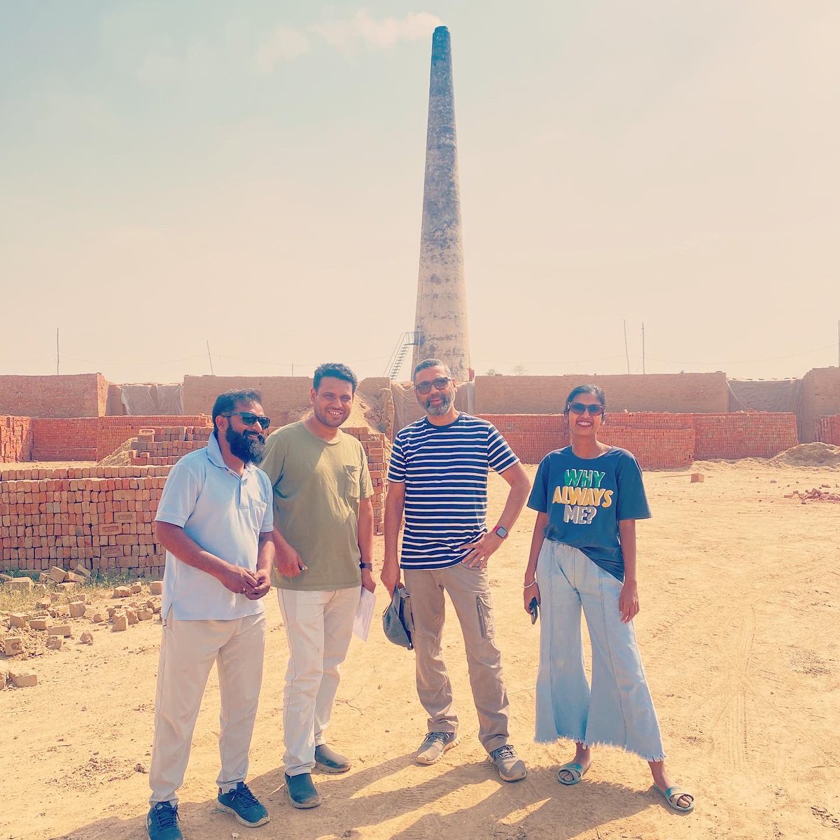 farazshere's tweet photo. ईंट से ईंट बजा दूँगा। 🎬

रोज़ा रख के लोकेशन रेक्की फॉर द नेक्स्ट शूट करने की बात हो कुछ और है।❤️💕

@fortunetalkies @prag_tweets https://t.co/HnoueEYxgd