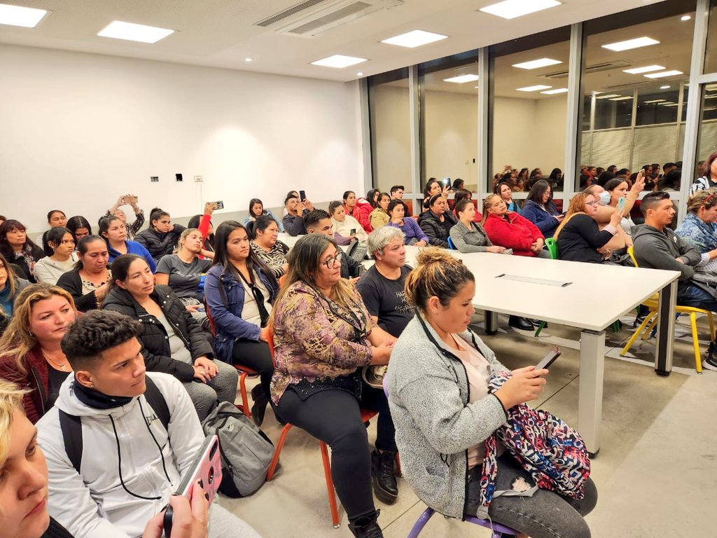 MECpy's tweet photo. ✔️El ministro de Educación @NicoZ2018 y la defensora general @segoviaml, visitaron el Centro de Educación Bas. y Media de Personas Jóvenes y Adultas N° 2- Villa 31, ubicado en la ciudad de Buenos Aires. https://t.co/U31265Xjvl