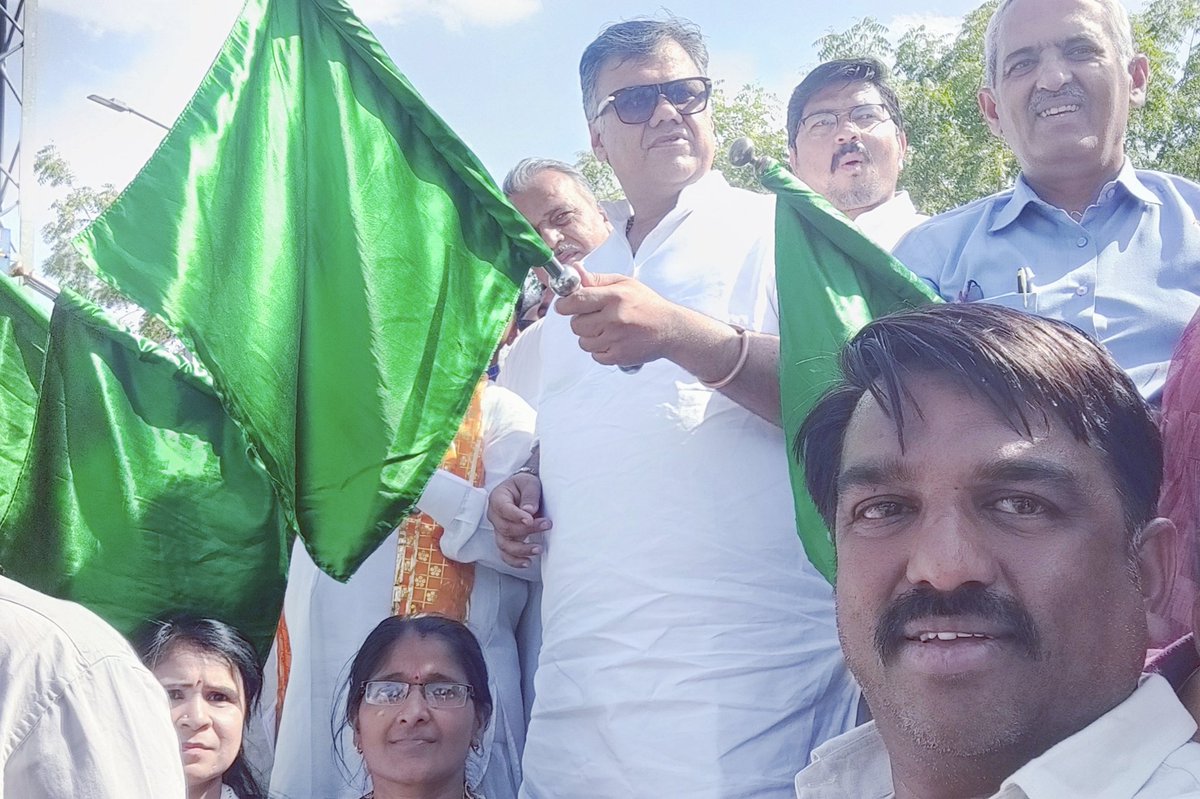 ValaAjay14's tweet image. पिंडवाड़ा रेलवे स्टेशन पर जम्मू तवी (19223) के ठहराव के उपलक्ष में आयोजित कार्यक्रम में  सांसद श्री देव जी पटेल के मुख्य आतिथ्य में गाड़ी को हरी झंडी दिखा रवाना किया
 गाड़ी के ठहराव ने पिंडवाड़ा व आसपास की जनता को फायदा होगा।
#ashvinivaishnav #Devjipatel #BJPGovernment #railway