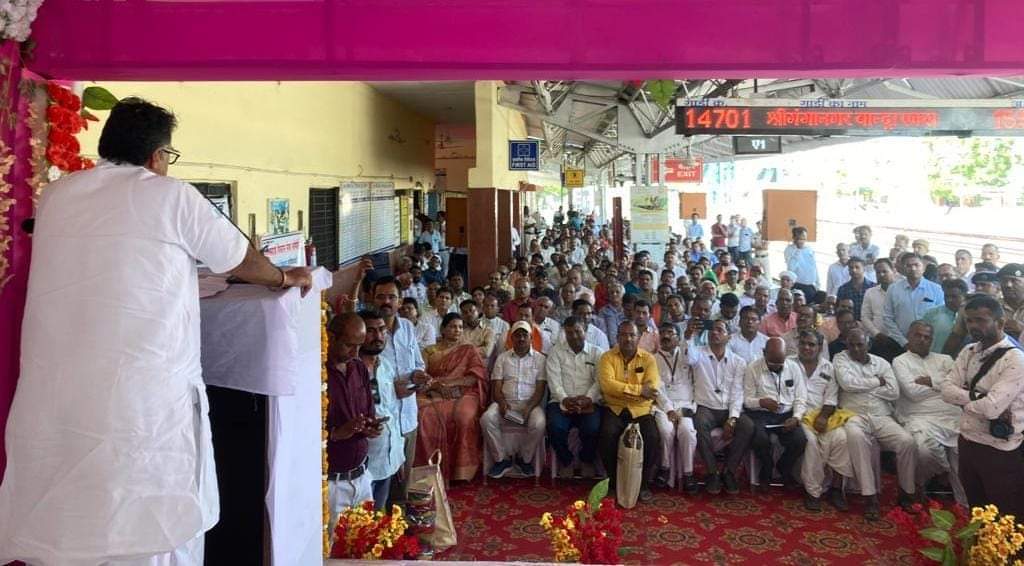 ValaAjay14's tweet image. पिंडवाड़ा रेलवे स्टेशन पर जम्मू तवी (19223) के ठहराव के उपलक्ष में आयोजित कार्यक्रम में  सांसद श्री देव जी पटेल के मुख्य आतिथ्य में गाड़ी को हरी झंडी दिखा रवाना किया
 गाड़ी के ठहराव ने पिंडवाड़ा व आसपास की जनता को फायदा होगा।
#ashvinivaishnav #Devjipatel #BJPGovernment #railway