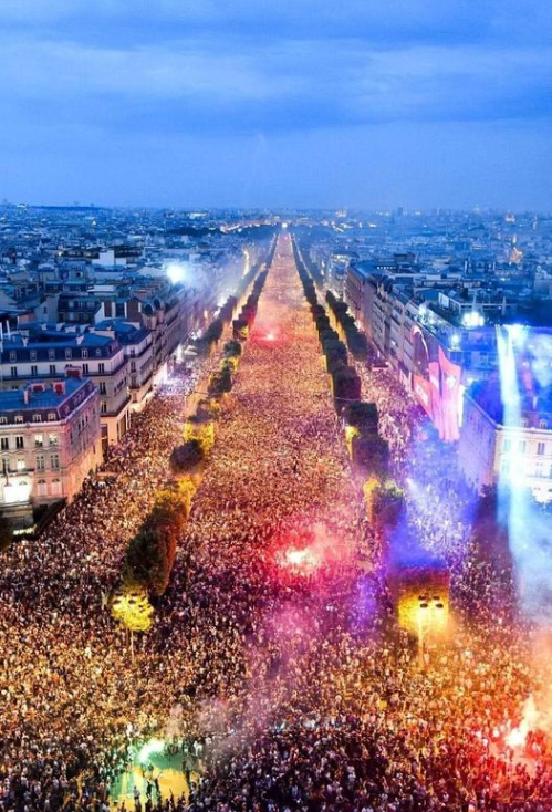 Papalimalima1's tweet photo. #64AnsCestToujoursNon #ReformeDesRetraites 
#manifestation 
Si vous êtes capable de faire ça pour une coupe du monde, faites le pour vos retraites 🤔✊😡 https://t.co/1SrL37JMI7