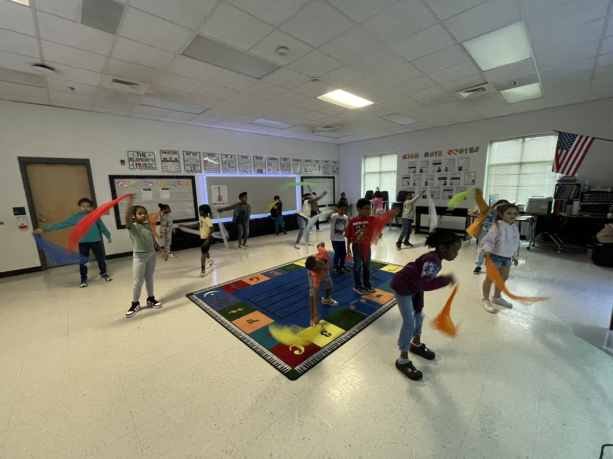 2nd grade expressively explored levels during today’s movement activity✨
<a href="/IsonSpringsES/">IsonSpringsES</a> @LakashaLee
