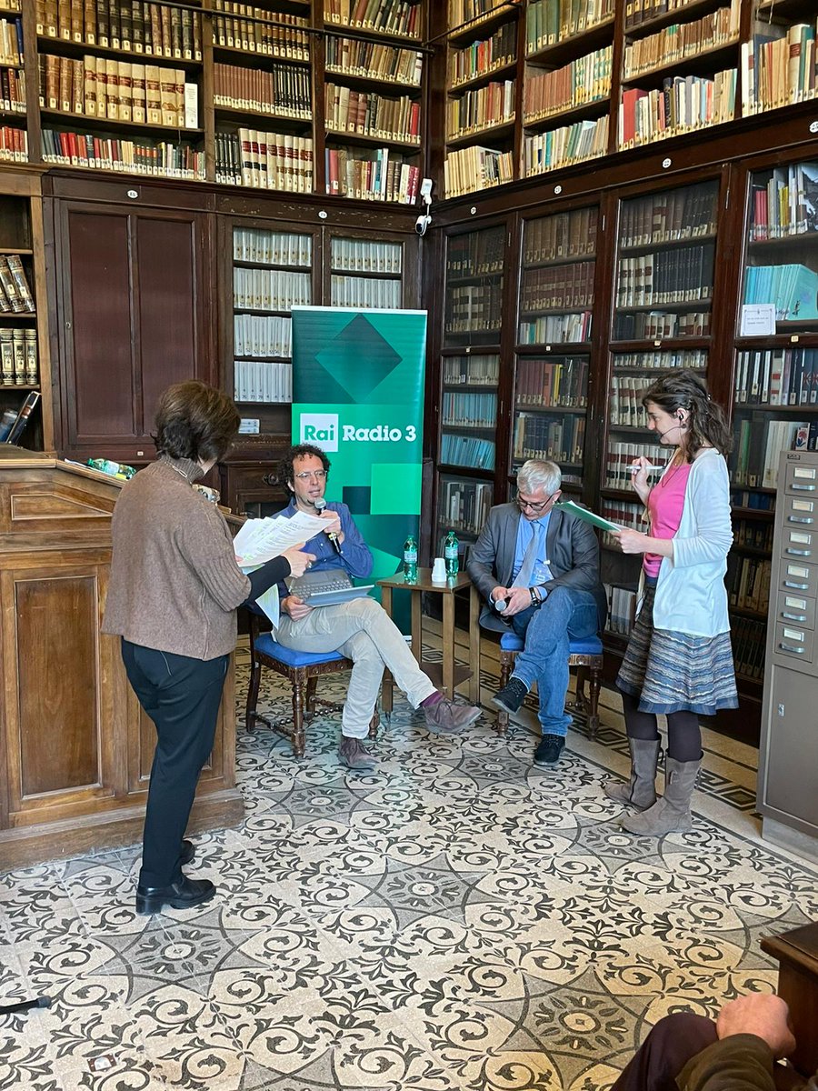 Radio3scienza's tweet photo. Oggi abbiamo incontrato schiere di #geografi e geografe per celebrare la @GeonightO: la giornata della #geografia. La nostra diretta di oggi a 4 mani e due voci, con @radio3mondo, da una location speciale: #VillaCelimontana ▶️ https://t.co/tdyWVisSE0🎧 https://t.co/Hg9O3QjC9a