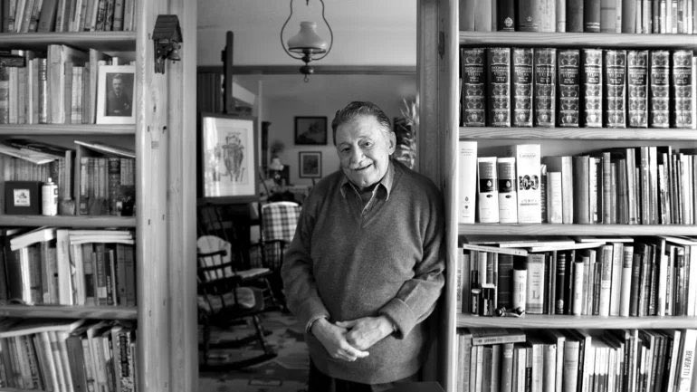 Poesiaitalia's tweet photo. La tua anima gemella non è qualcuno che entra nella tua vita in pace, è qualcuno che viene a mettere in dubbio le cose, che cambia la tua realtà, qualcuno che segna un prima e un dopo nella tua vita. Non è l'essere umano che tutto il mondo ha idealizzato, ma una persona comune e qualunque, che riesce a rivoluzionare il tuo mondo in un secondo.

-Mario Benedetti