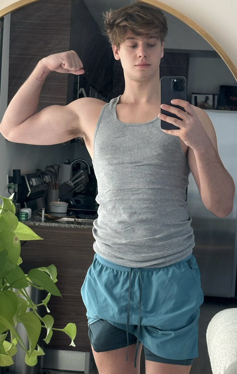 Caden on Twitter: "Has anyone ordered a salami pizza?🍕#fitness http://onlyfans/cadencarmichael"