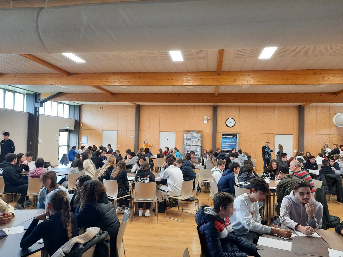 LpoFrancoise's tweet photo. Forum des métiers pour les secondes. 
Merci aux intervenants/parents qui sont venus parler de leur métier.
Merci à nos élèves Métiers de l'Accueil et de la Sécurité pour ce bel exercice de pratique professionnelle réussi @VoiePROToulouse
Un grand merci aux enseignants et agents ! https://t.co/gWXfFQlmQF