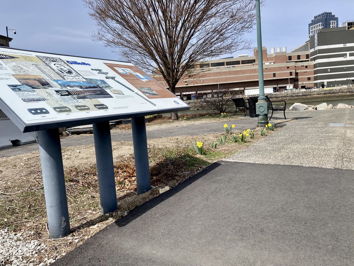 CommunityGal's tweet photo. Along the #FortPoint #Harborwalk spring is popping up. Daffodils are blooming thanks to @BostonParksDept & neighborhood volunteers. Docks are being readied at the @barkingcrab marina. 👀 forward to seeing boaters 🚣🏽♂️ back on the Channel. #OurWaterfront https://t.co/lRVpAHo4Vl
